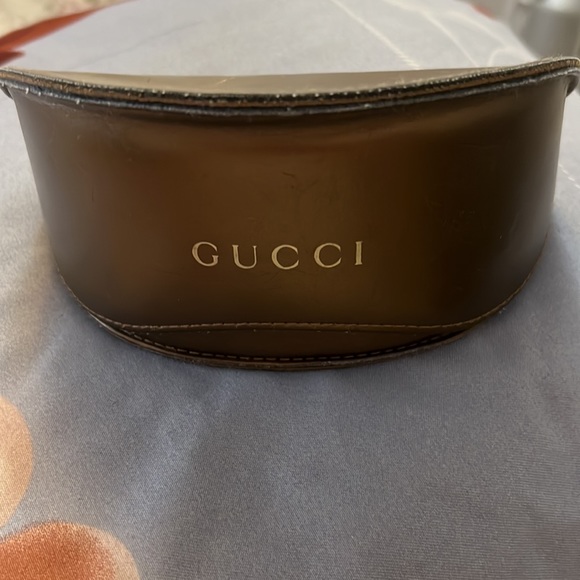 Gucci Oversized Sunglasses in Black. - Picture 3 of 3